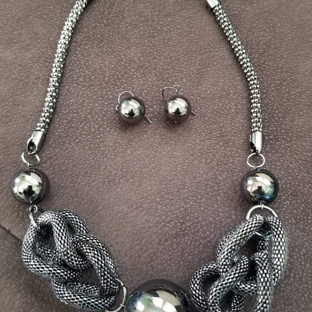 Necklace and earring set